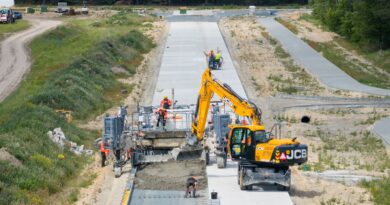Technologia z autostrad trafia na drogi gminne – niższy ślad węglowy w Ożarowie