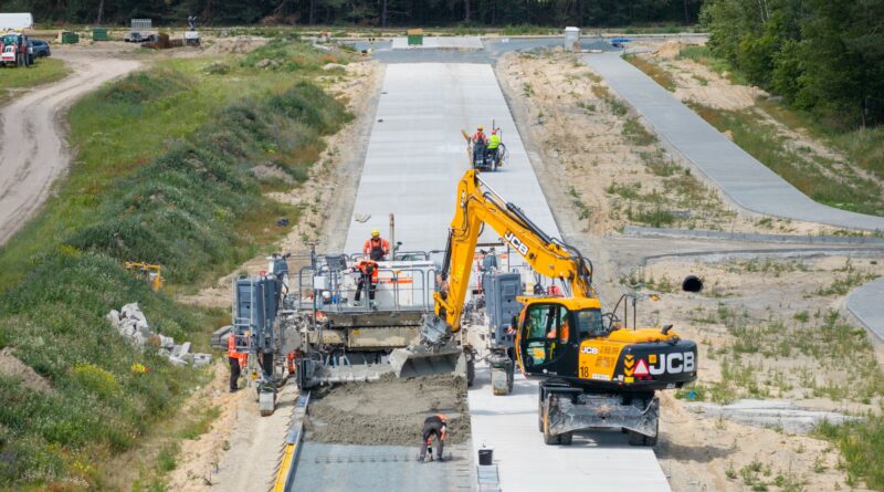 Technologia z autostrad trafia na drogi gminne – niższy ślad węglowy w Ożarowie